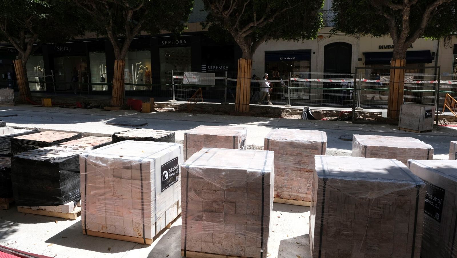 Palets con la piedra natural del Paseo de Almería