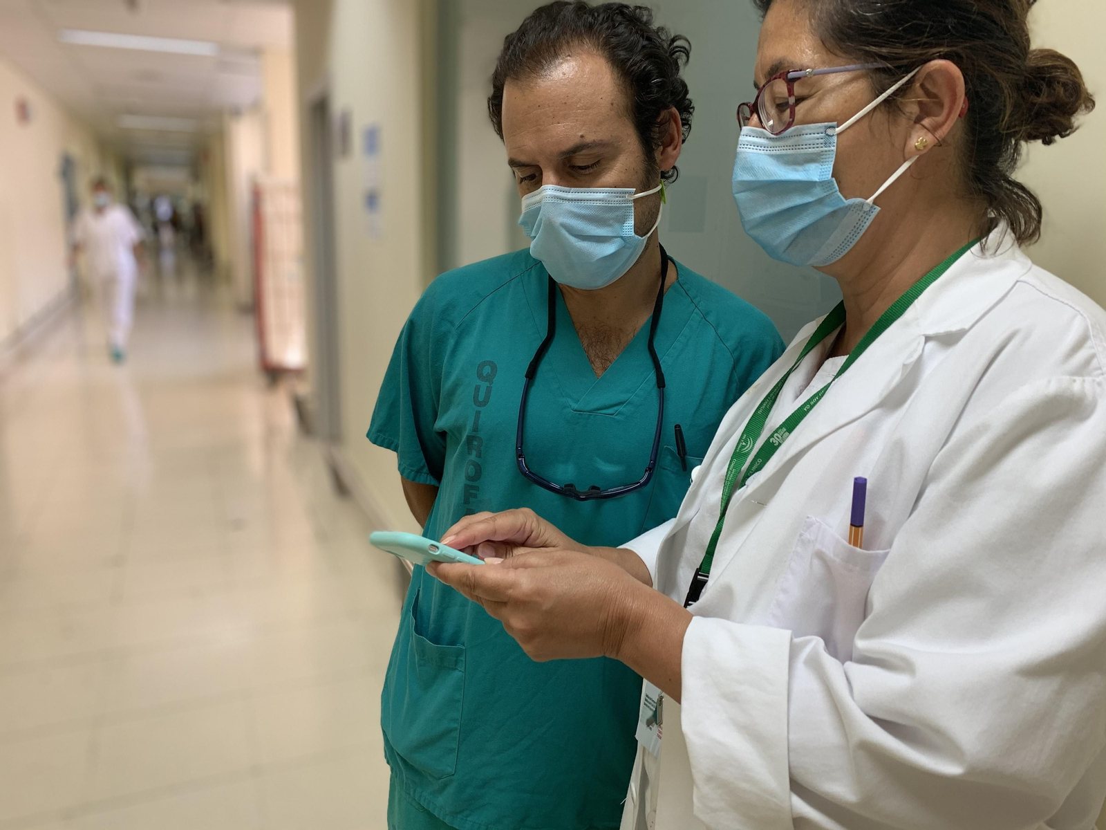 Dos sanitarios en el Hospital Clínico de Málaga.