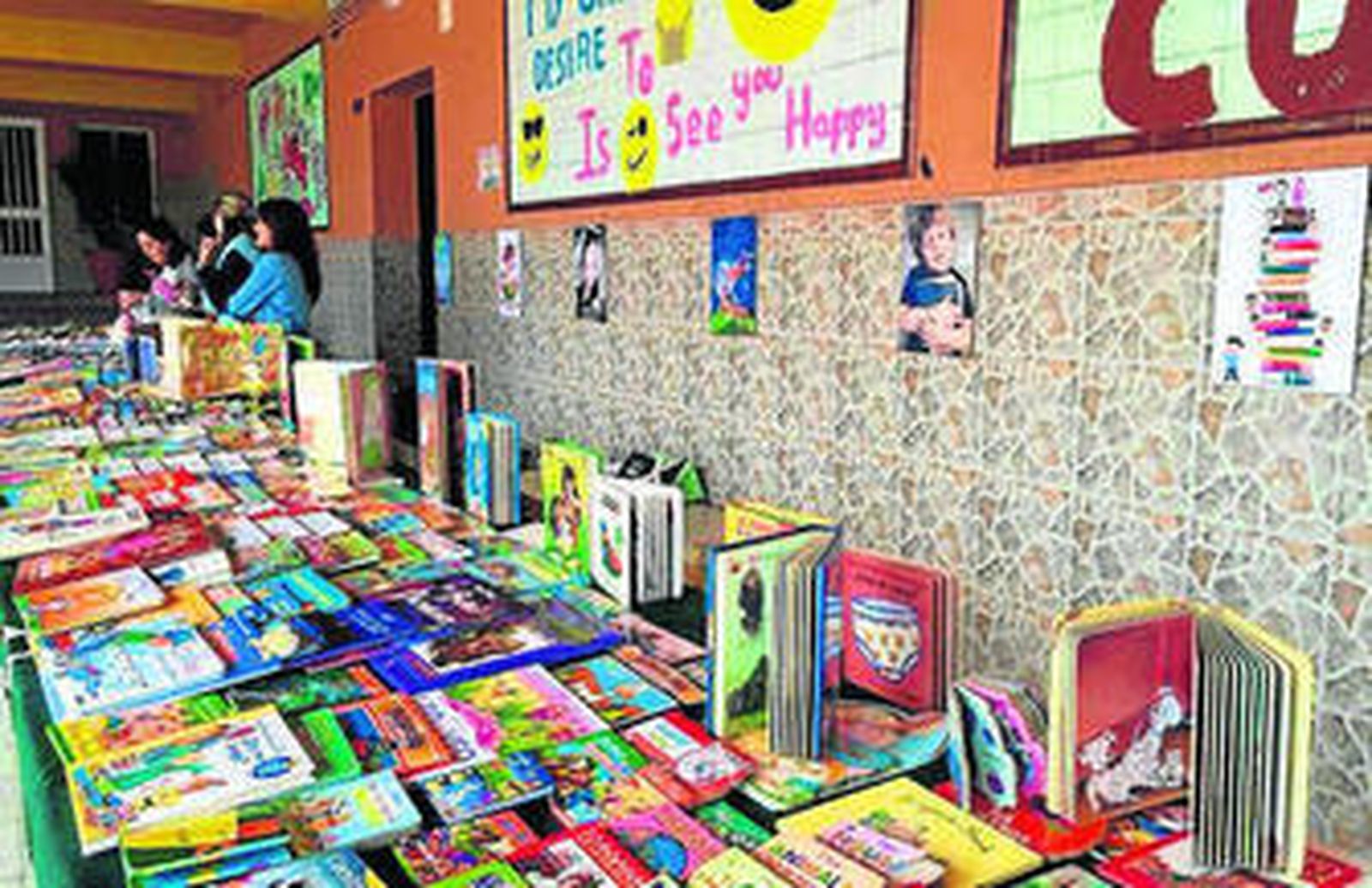 Imagen del mercadillo solidario de libros del colegio Salesiano.