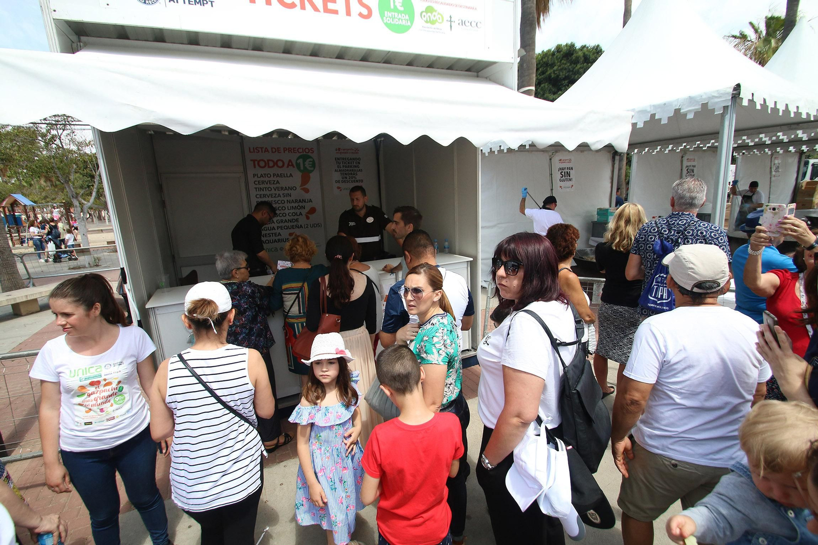 Fotogalería del récord Guinnes del gazpacho más grande del mundo