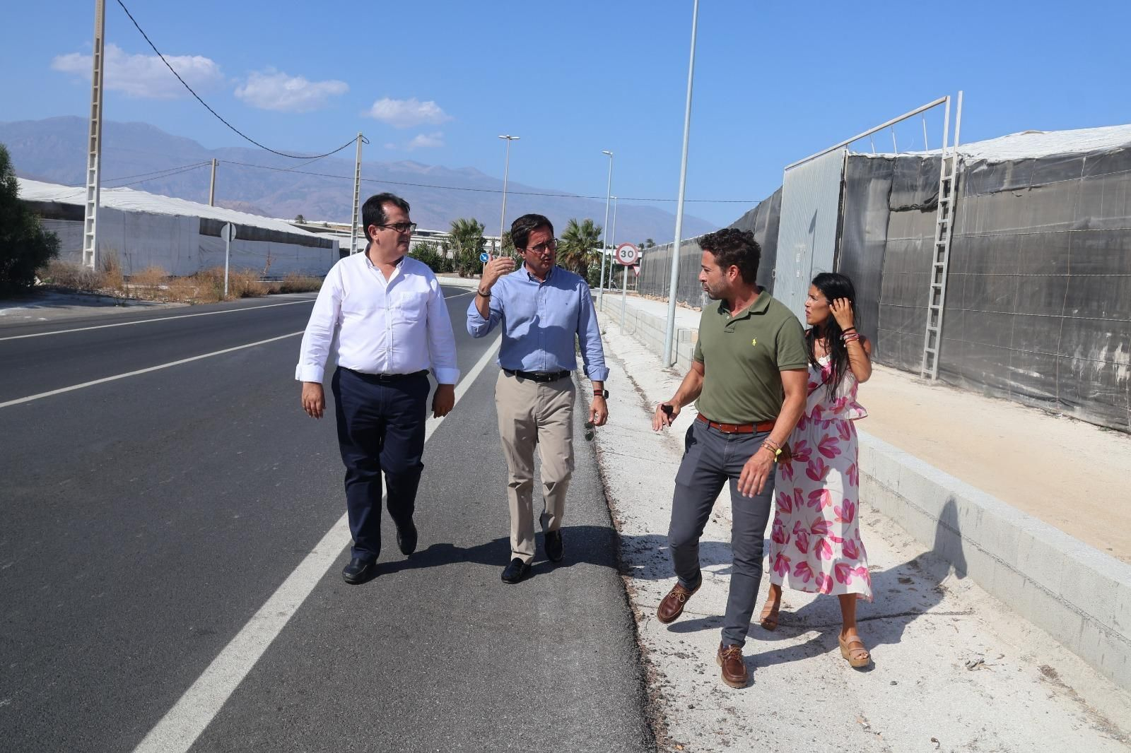 Autoridades durante la visita a uno de los puntos de actuación.