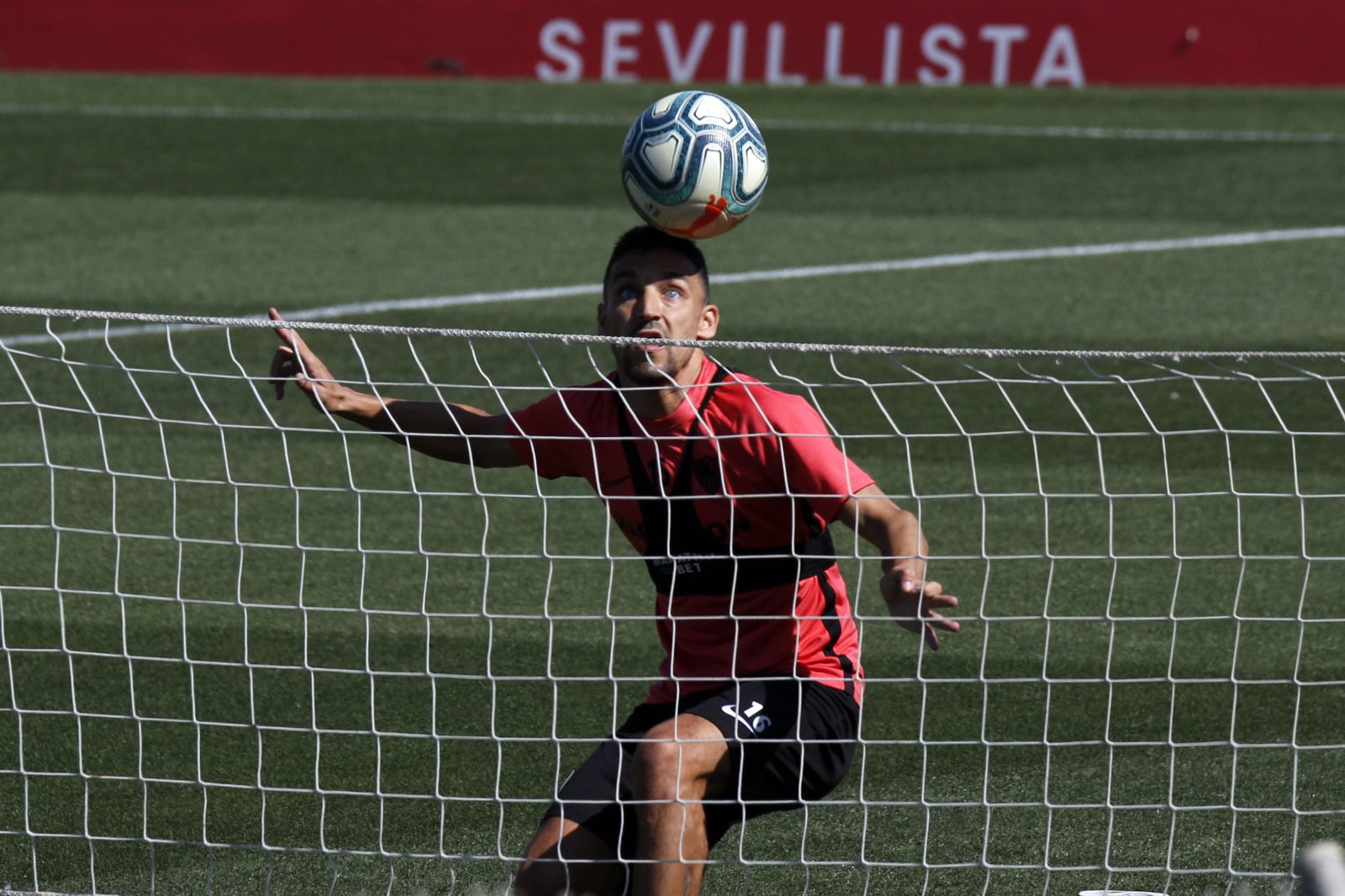 Jesús Navas, en la ciudad deportiva que lleva su nombre y bajo un lema identificativo.