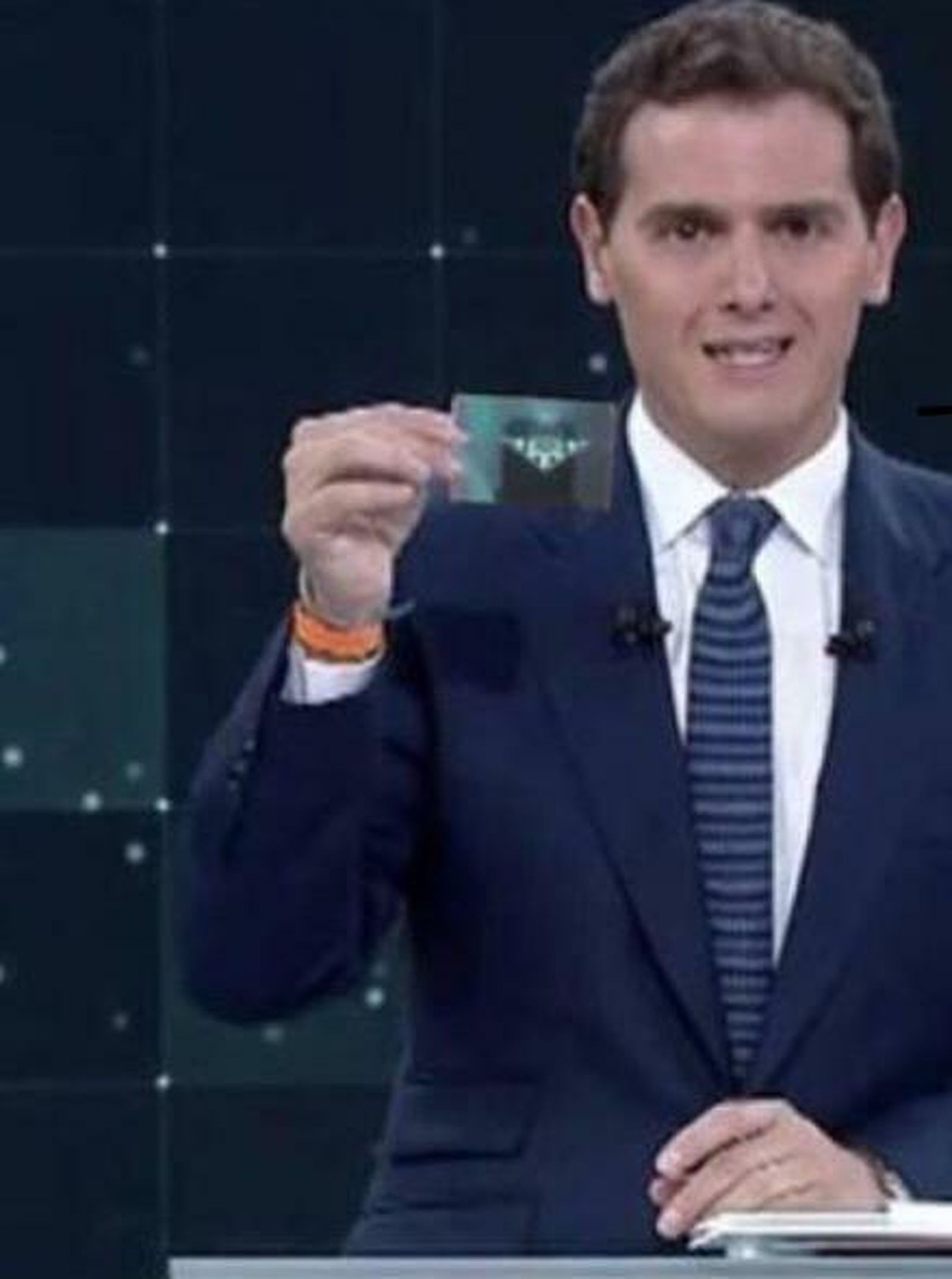 Albert Rivera, con un carné del Betis en un 'meme'.