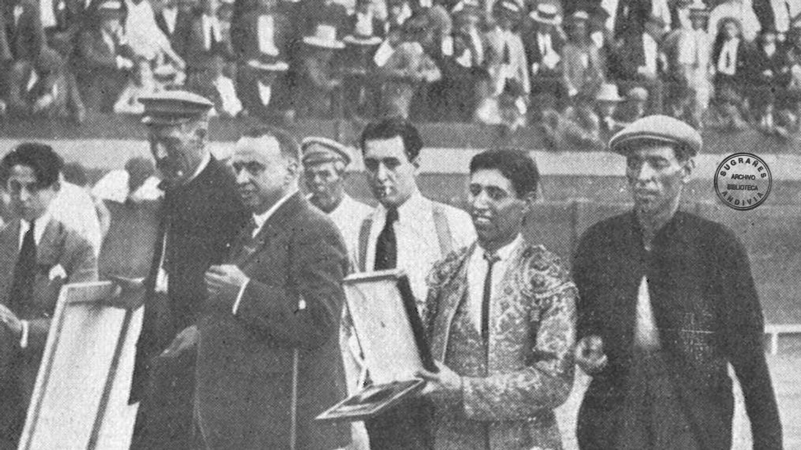 Manuel Báez 'Litri' da la vuelta al ruedo con la Oreja de Oro.