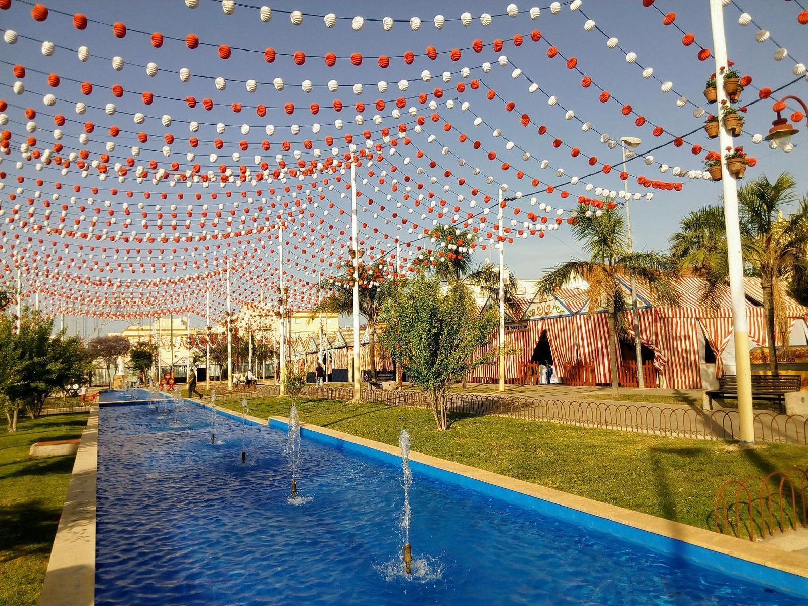 La conocida como Avenida de la Estación, aledaña al paseo de La Calzada, también forma parte del recinto ferial.