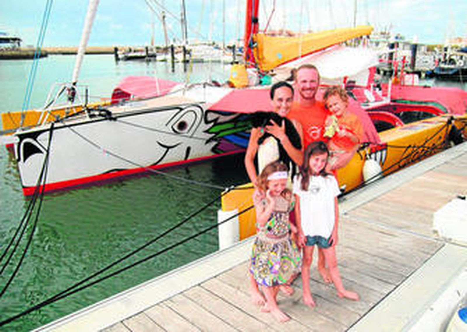 La familia Bouche, ayer, en Puerto Sherry, frente a su barco, el trimarán 'Quetzalcoàtl'.