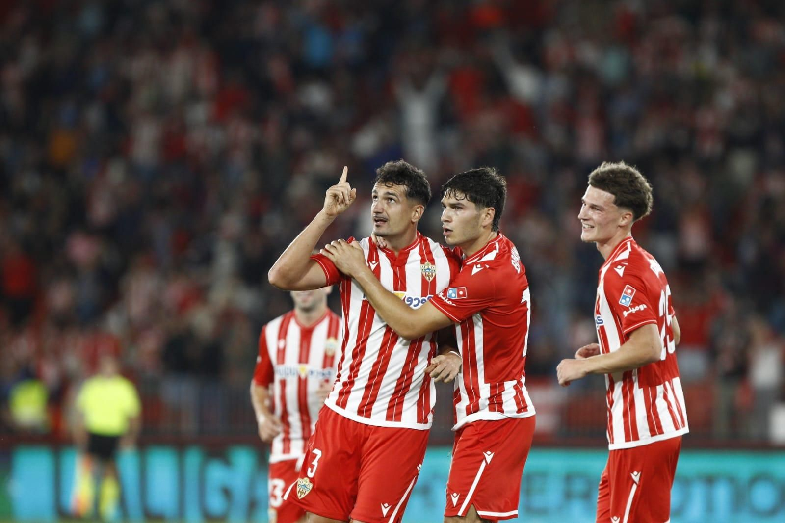Álex Muñoz celebra el 2-0 con Bonini y Dzodic, anotado de cabeza tras córner botado por Melamed