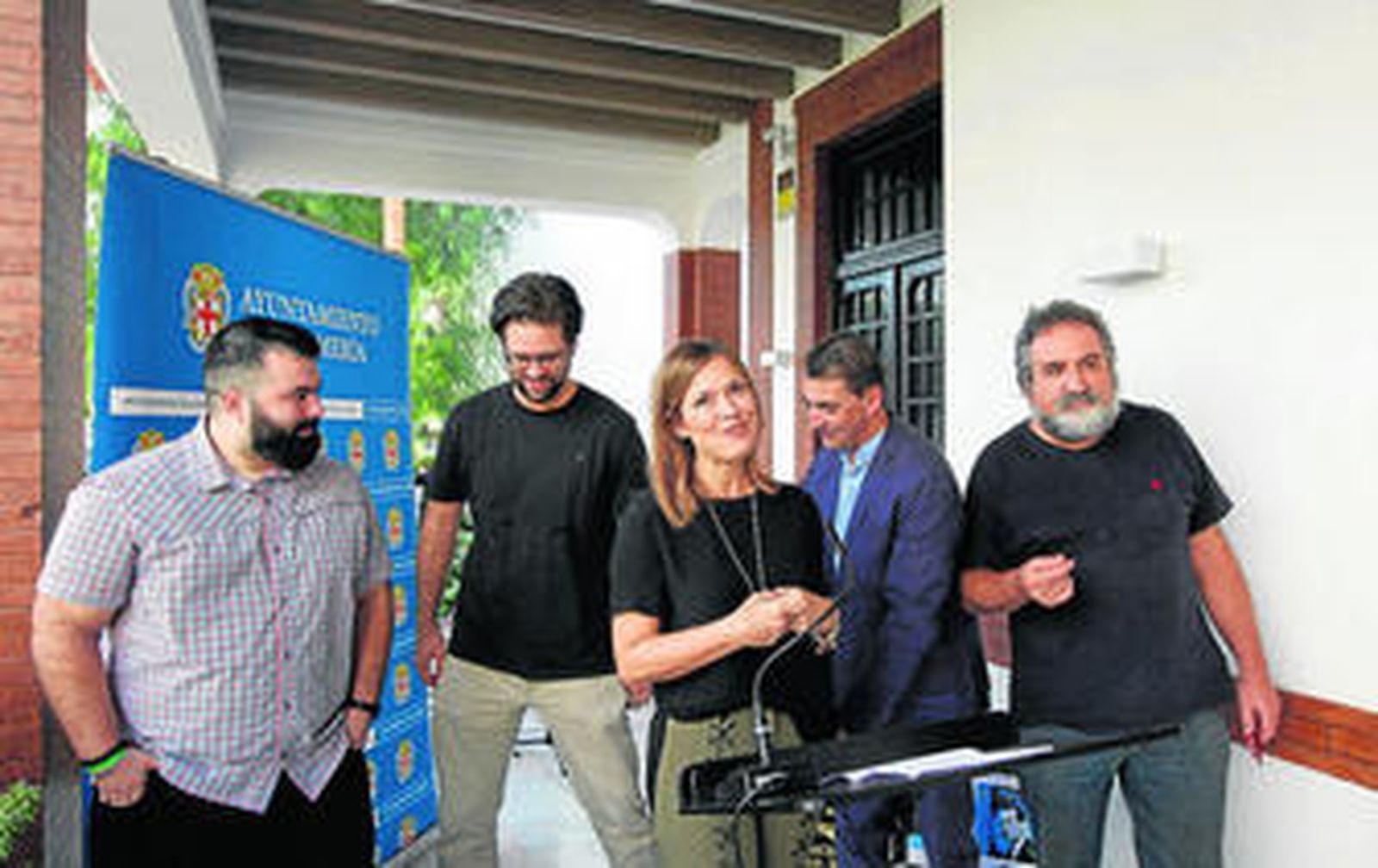 Ana Martínez Labella, concejala de Cultura, con José Balastegui y algunos de los músicos que estarán en el Apolo.