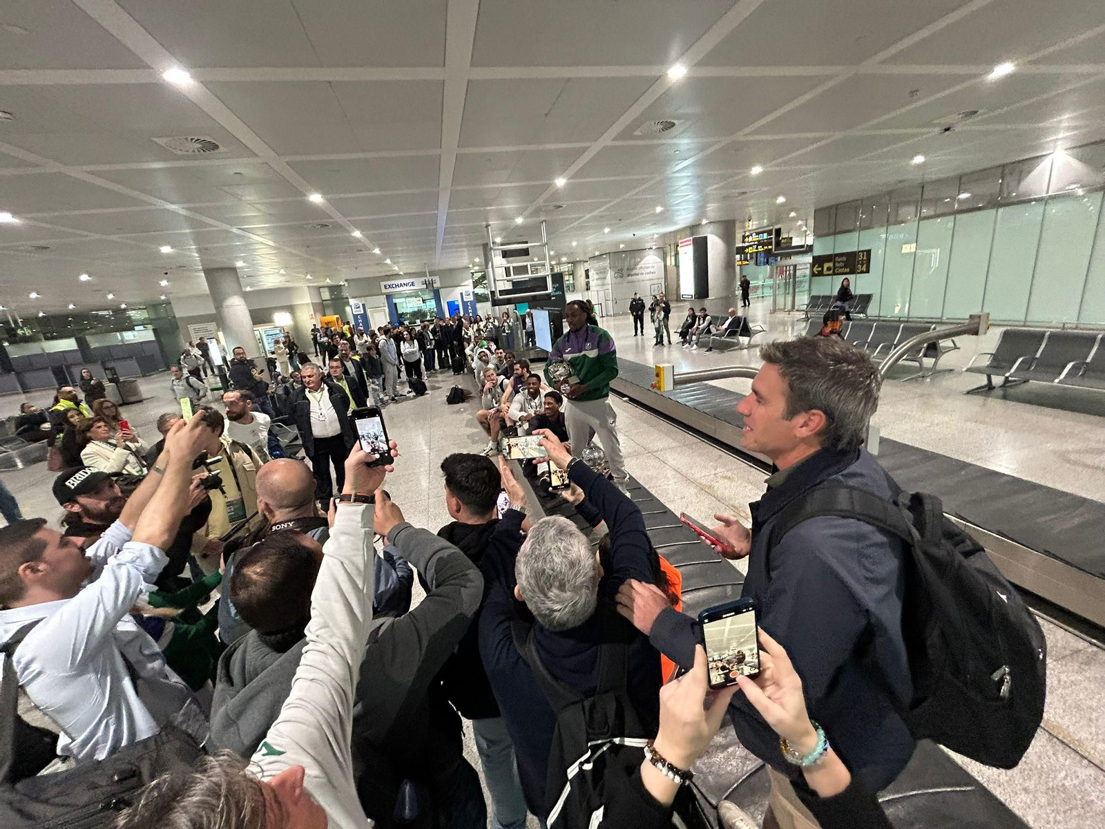 Alegría en la llegada del Unicaja al aeropuerto