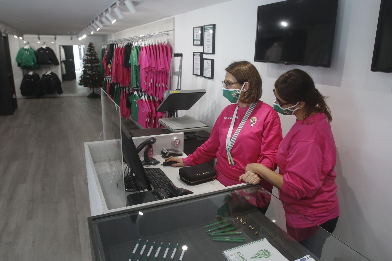 Las imágenes de la tienda oficial del Córdoba CF en el centro