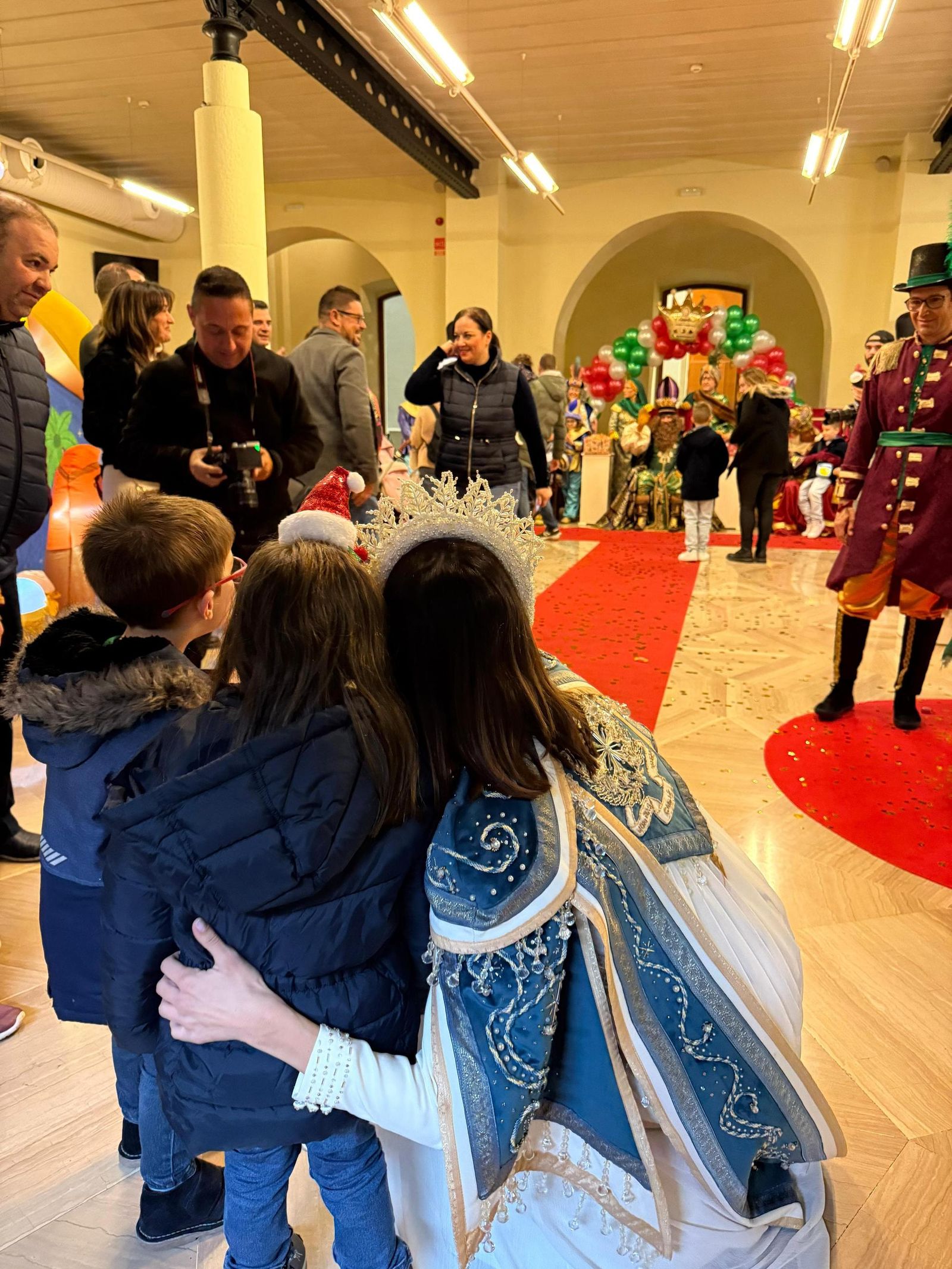 Unos niños, camino de su visita a los Reyes Magos en el Palacio de Congresos de Cádiz.