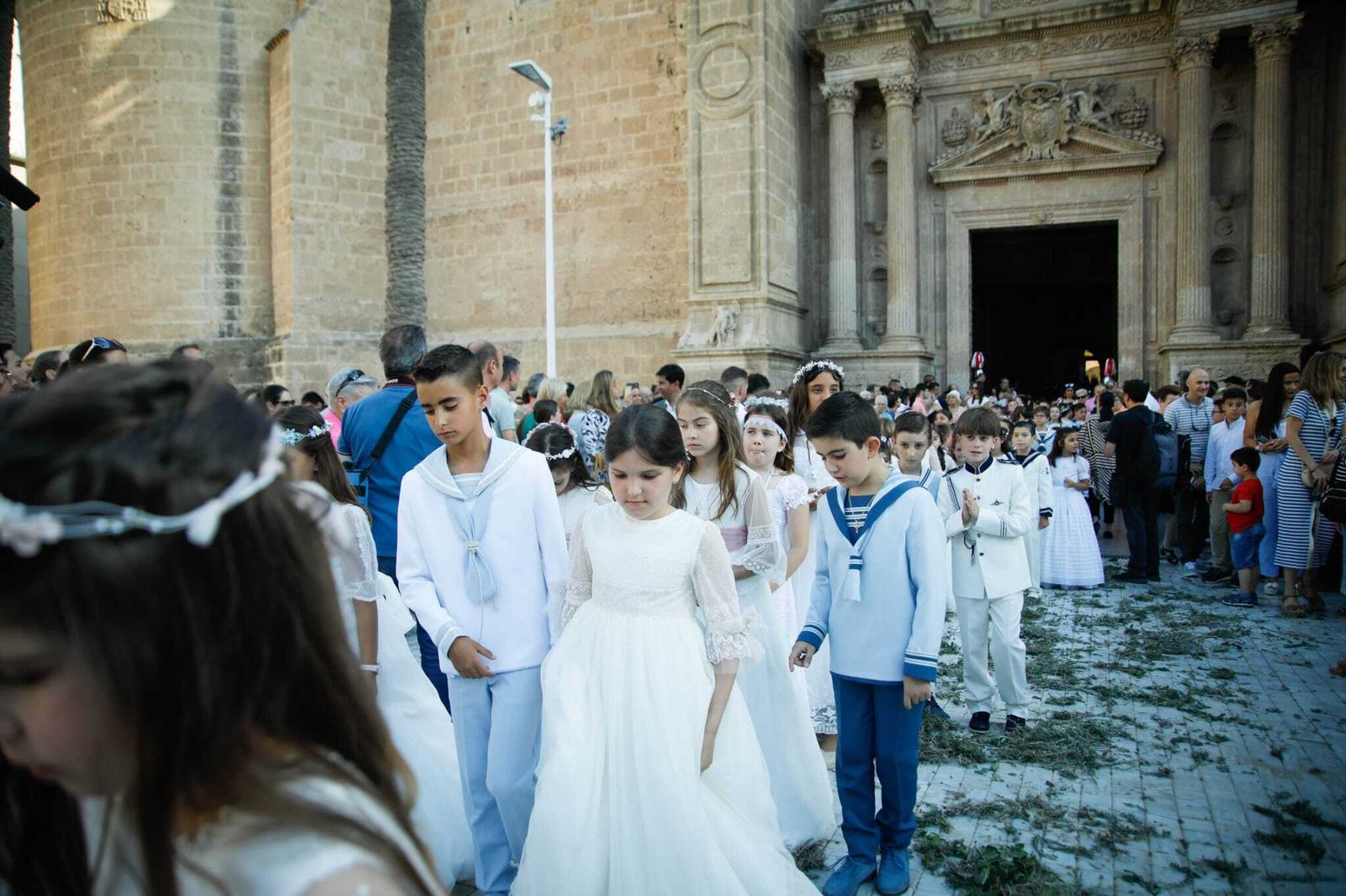 Imágenes de la procesión del Corpus Christi en Almería: así han sido la misa y la posterior marcha por la capital