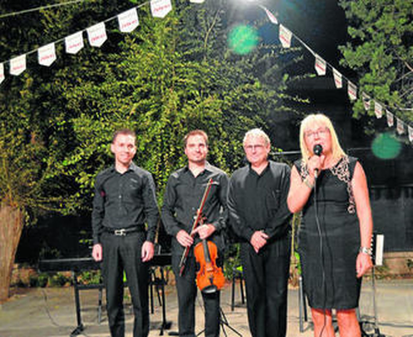 La presidenta de la AAVV Fígares, Amalia Benavente, con el trío Torres.