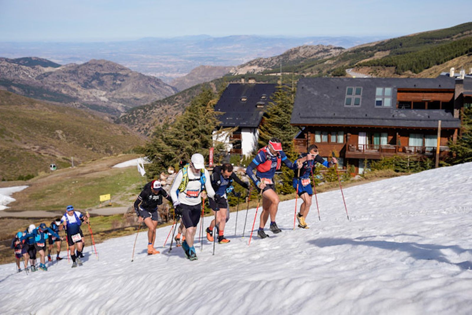 Varios corredores, en uno de los tramos más duros de la prueba