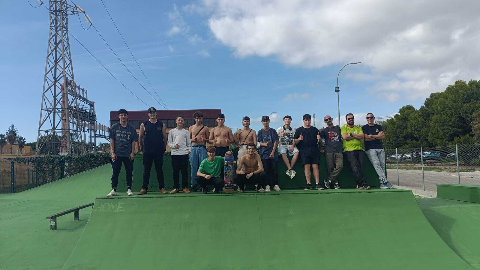 Jóvenes que participàron en la limpieza, tras el pintado del Skate Park