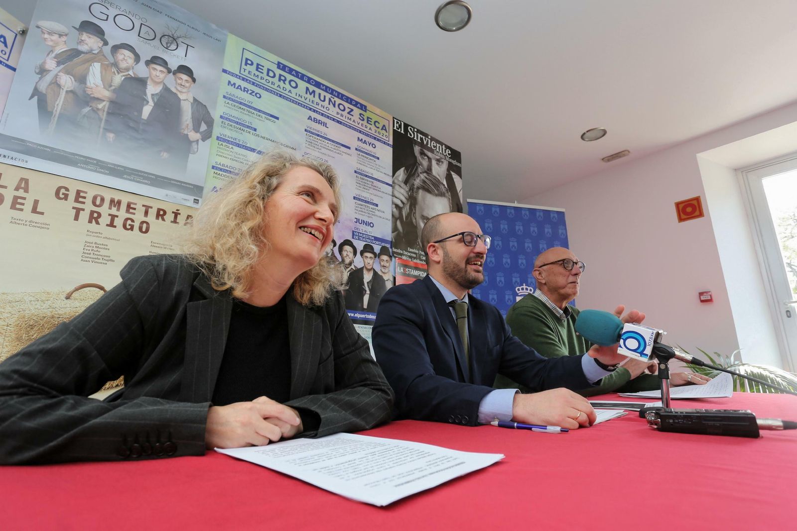 Lola Campos (concejala de Cultura), el alcalde Germán Beardo y Antonio Ahúcha (jefe de servicio), este viernes en la presentación.