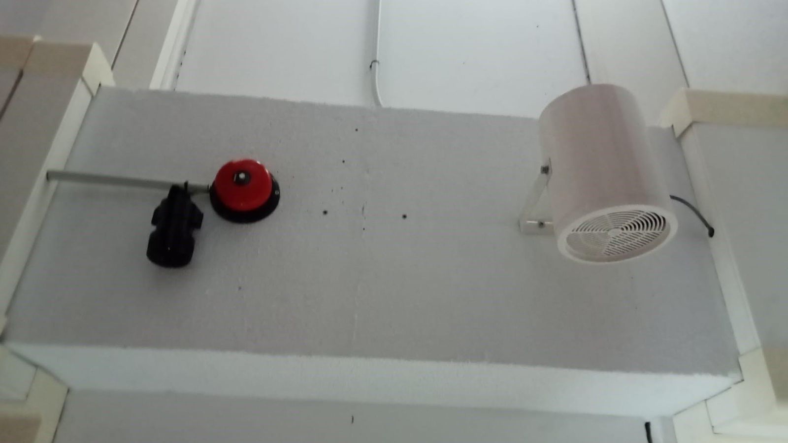 Uno de los altavoces del centro y el timbre antiguo.