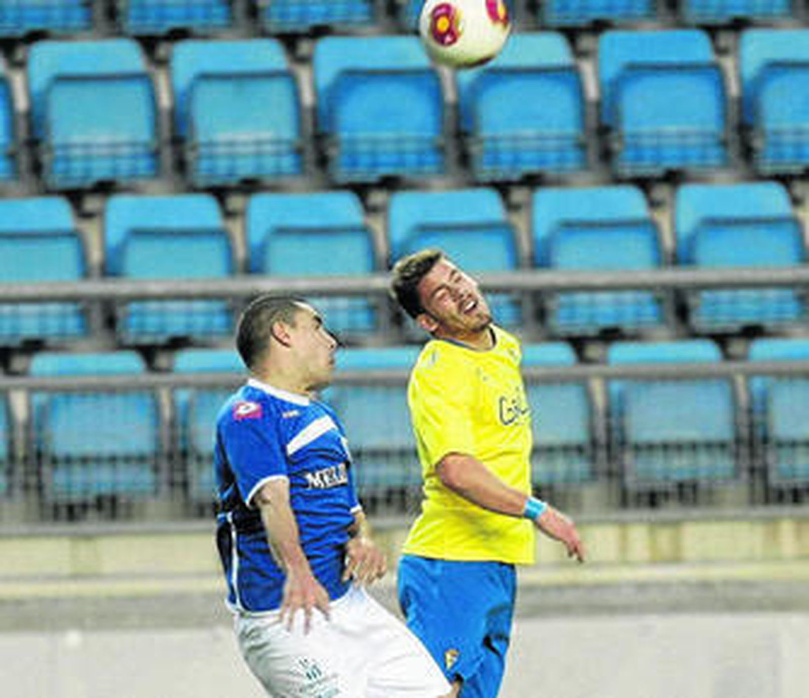 Kike López salta con un jugador del Melilla en una acción del encuentro del pasado domingo.