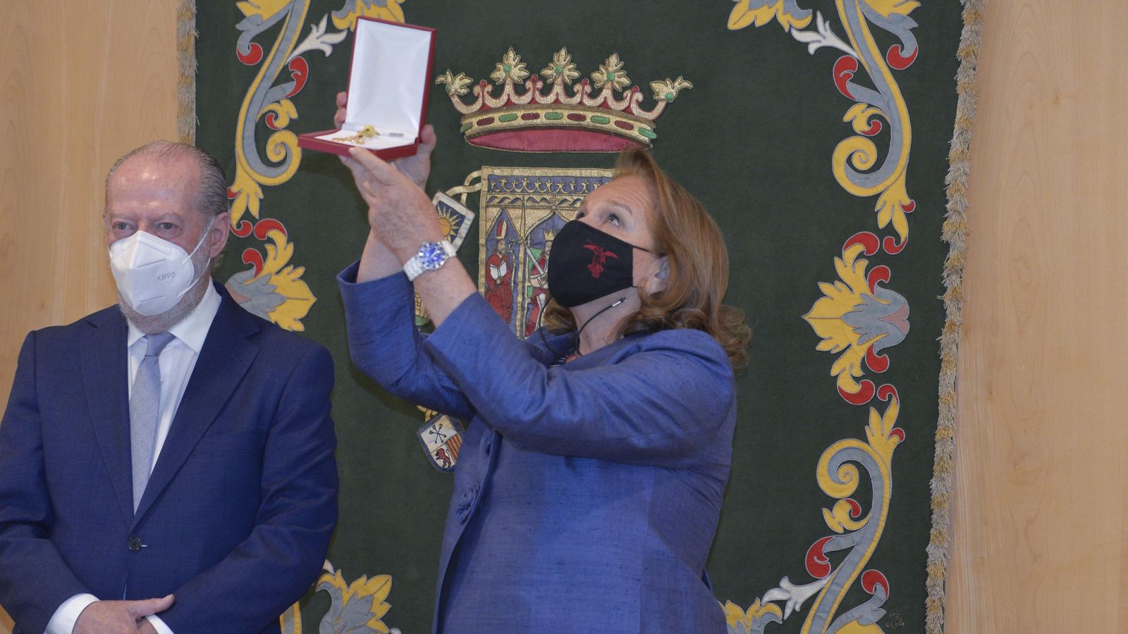 Concha Yoldi con la medalla de oro a título póstumo para su marido, José Moya.