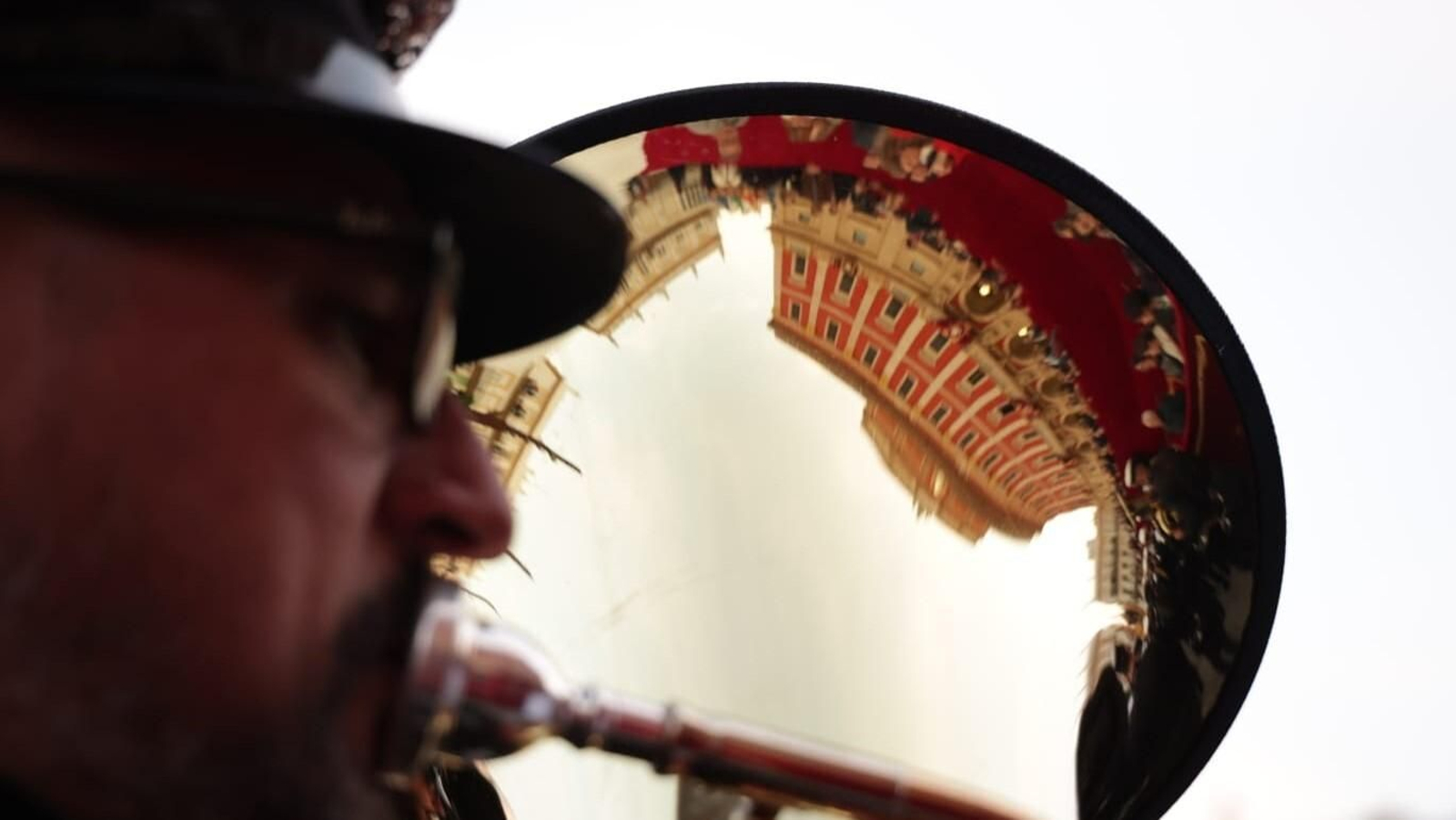 Un músico tocando frente al Ayuntamiento de San Fernando durante la pasada Semana Santa.