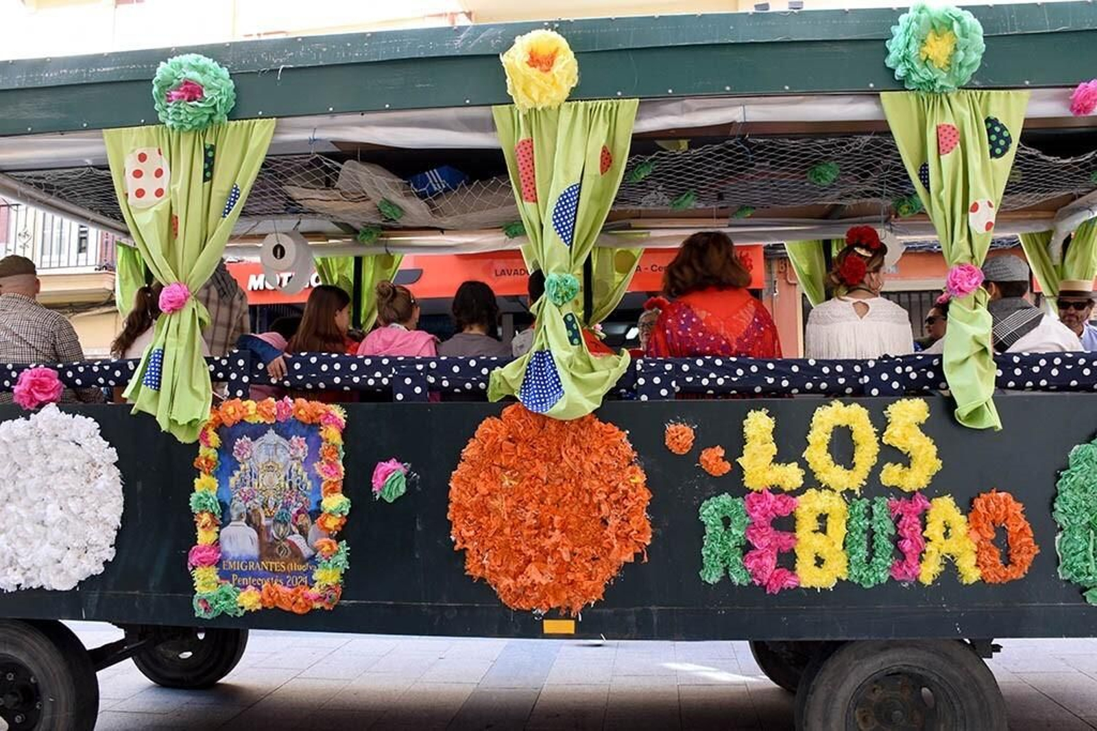 Imágenes de los peregrinos de la Hermandad de Emigrantes en su salida por las calles de Huelva