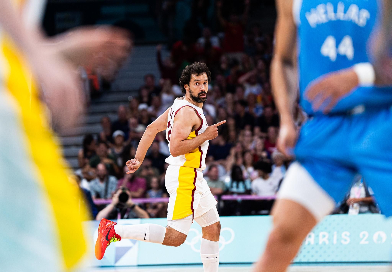 Alberto Díaz hace trabajo sucio y España se agarra a París tras ganar a Grecia (84-77)