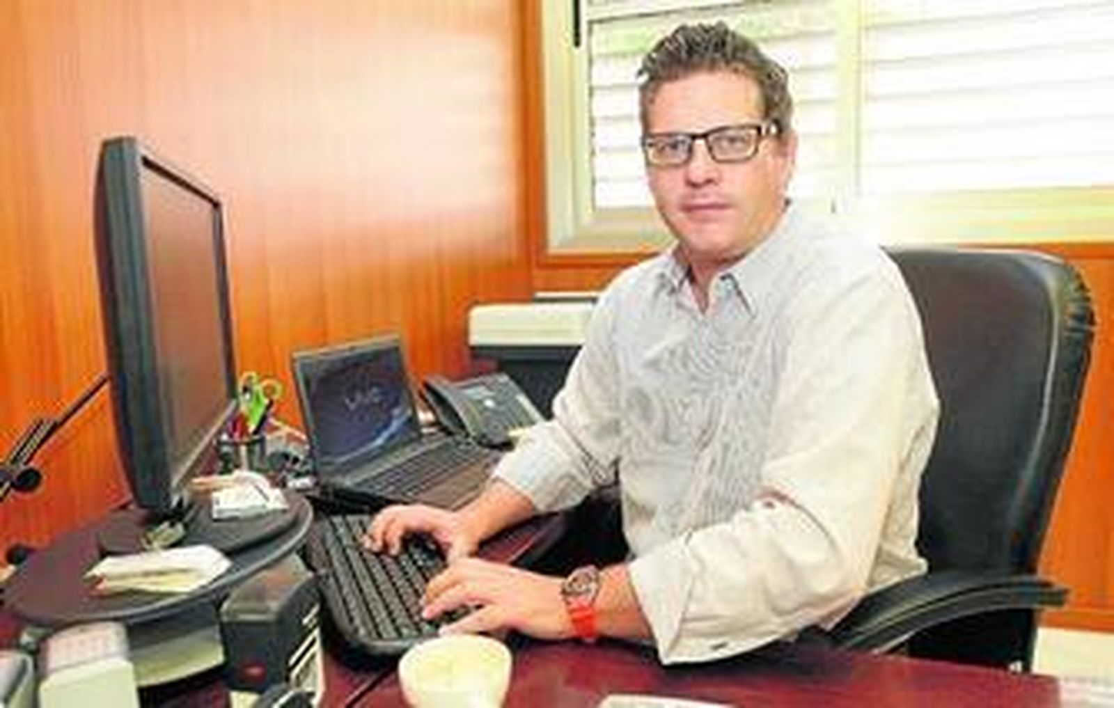 Francisco López en su despacho en la Cámara de Comercio de Almería.