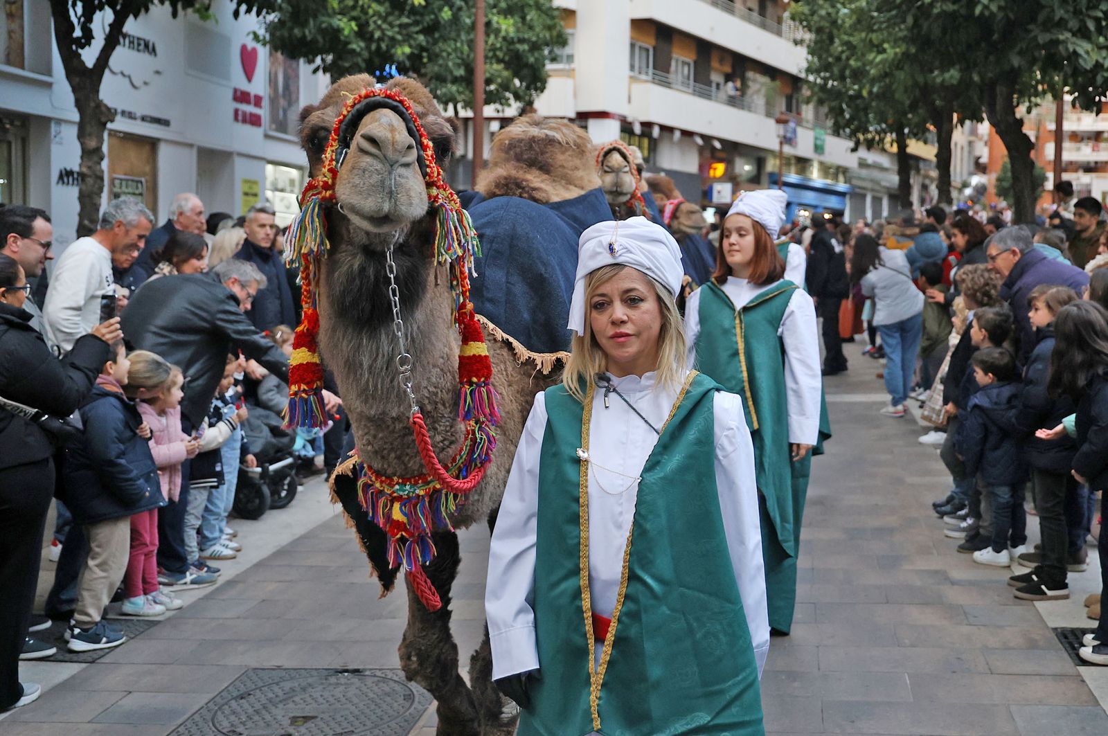 Imágenes del Heraldo Real anunciando la llegada de los Reyes Magos a Huelva