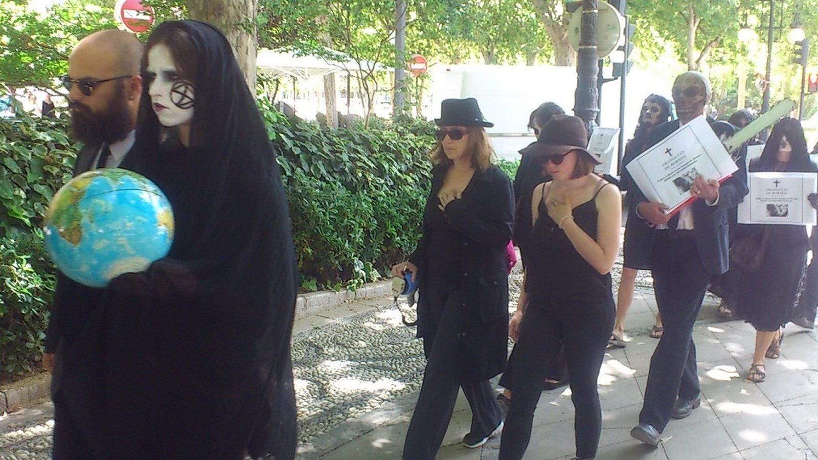 La comitiva por el centro de Granada.