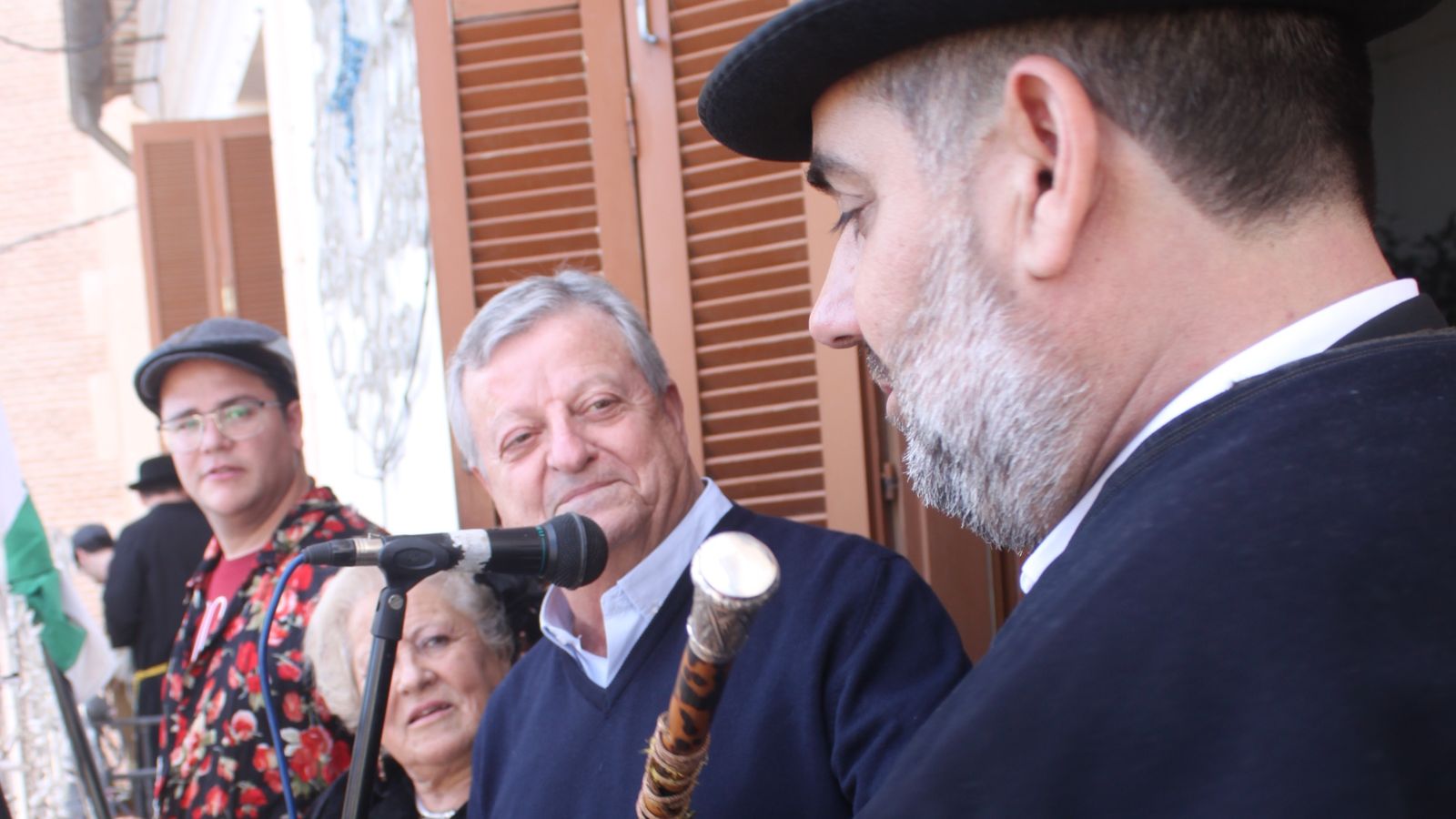 El alcalde legítimo cede el bastón de mando.