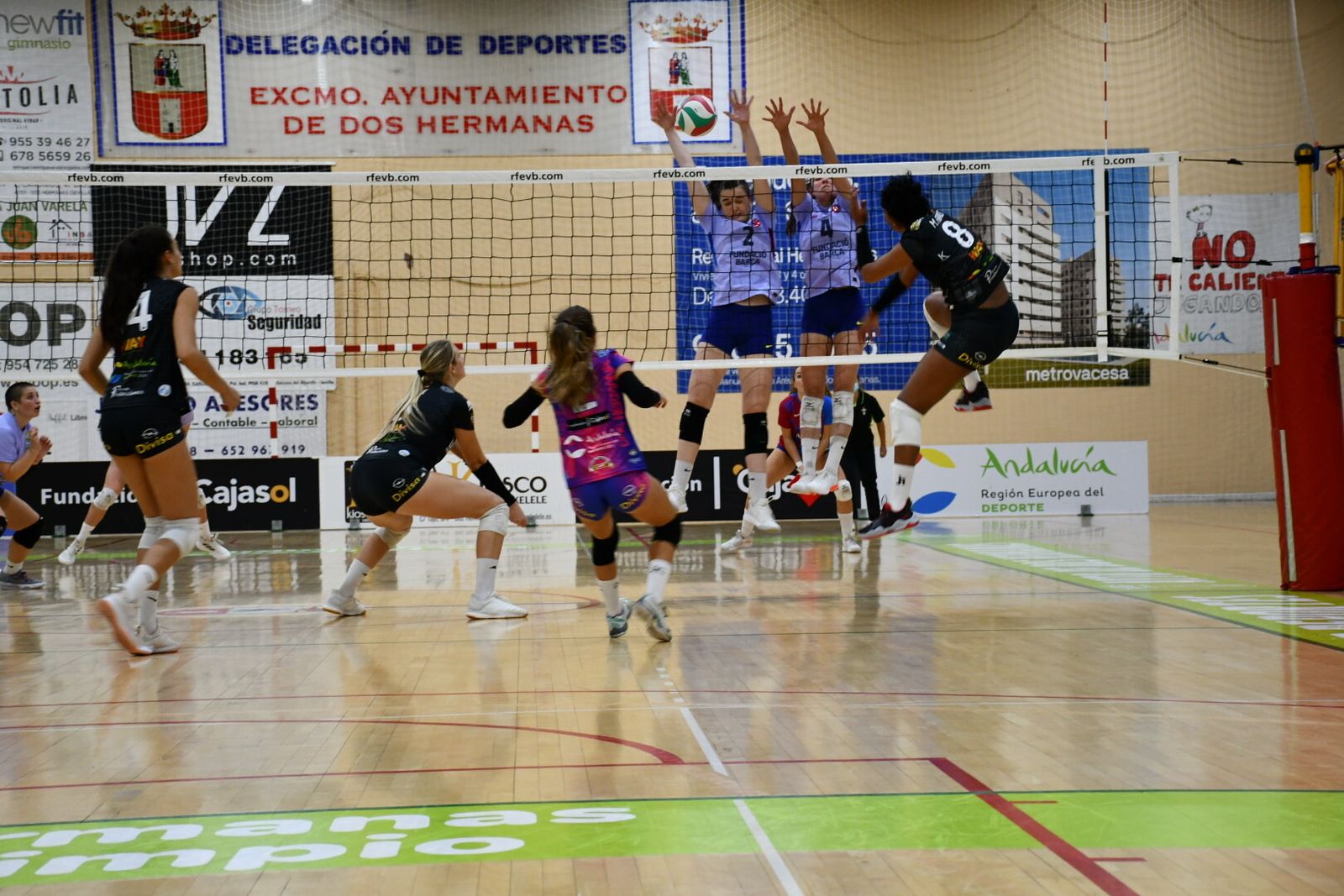 La peruana Magui Frías remata contra el bloqueo del CV Barça.