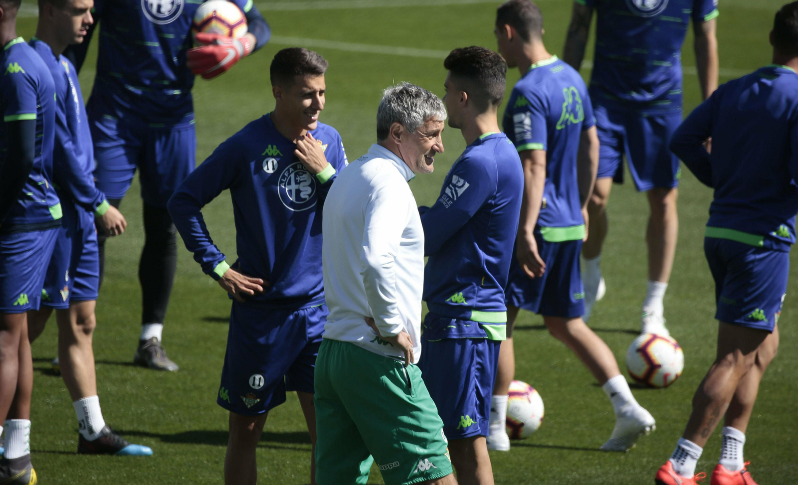 Setién, con Tello y Bartra detrás, en un entrenamiento en la ciudad deportiva.