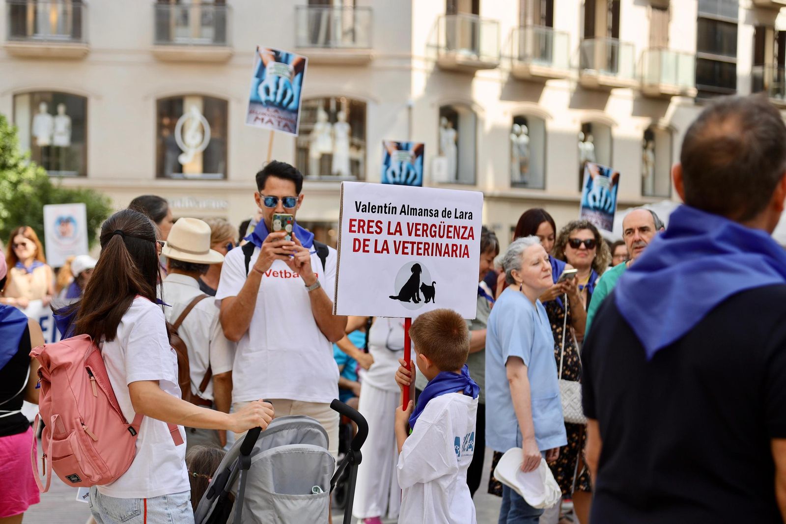 Veterinarios y dueños de mascotas toman calle Larios contra la restricción del uso de medicamentos, en imágenes
