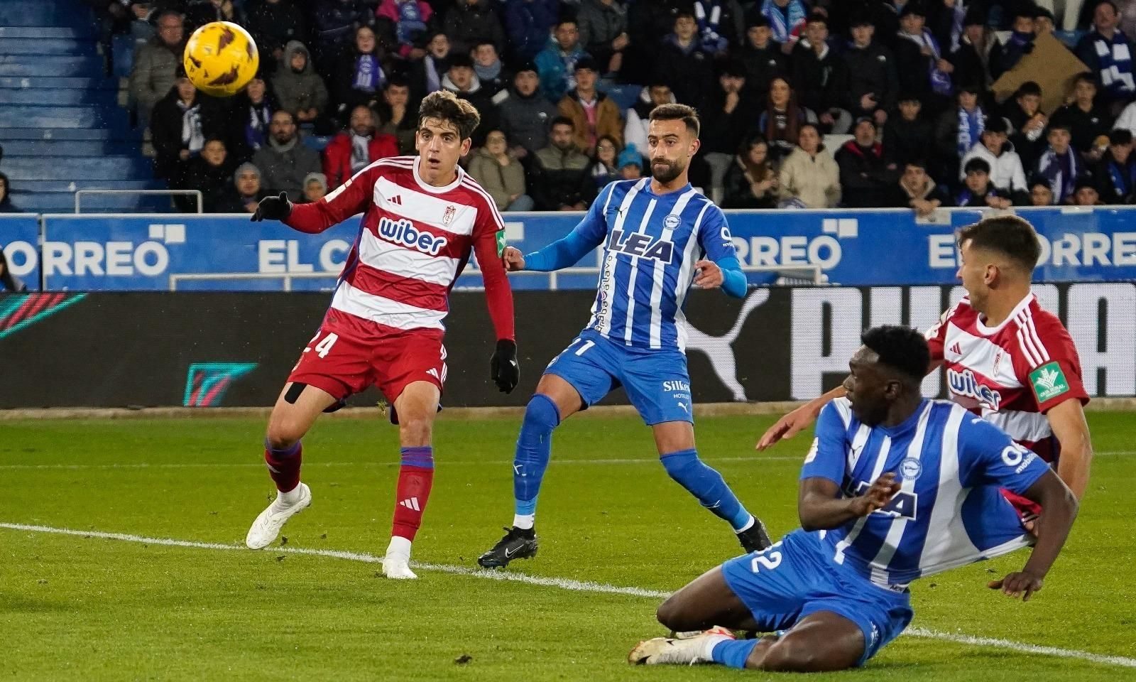 Una acción del partido entre el Alavés y el Granada