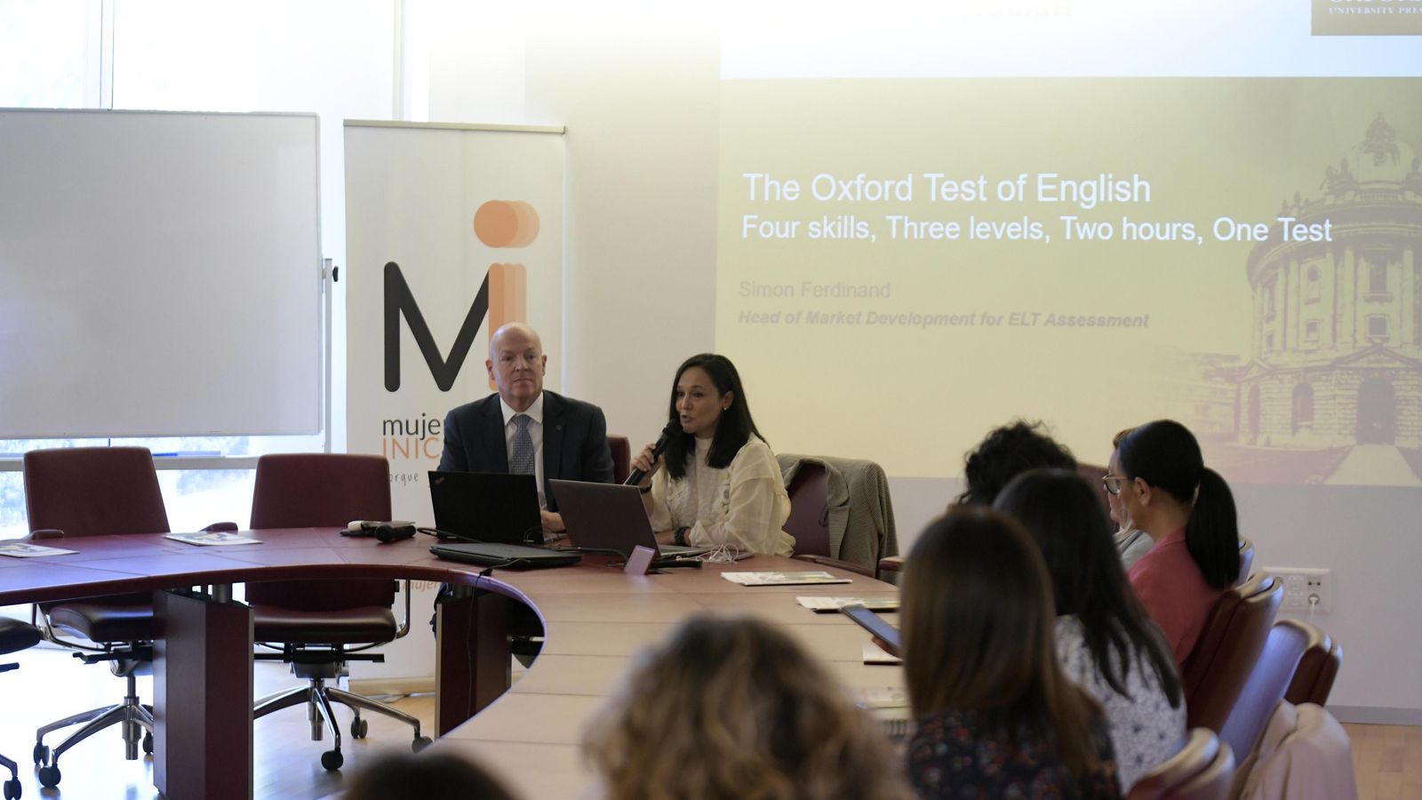 Simon Ferdinand y Amelia Moreno durante la presentación del Oxford Test Of English.