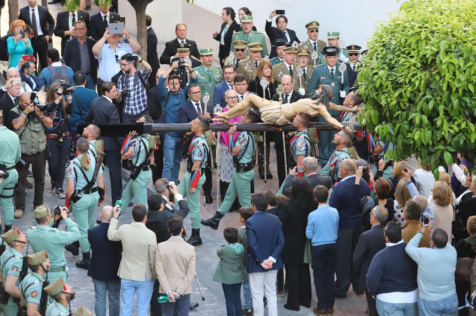 Momento de la salida del Cristo de la Vera Cruz, ante la atenta mirada de las autoridades.