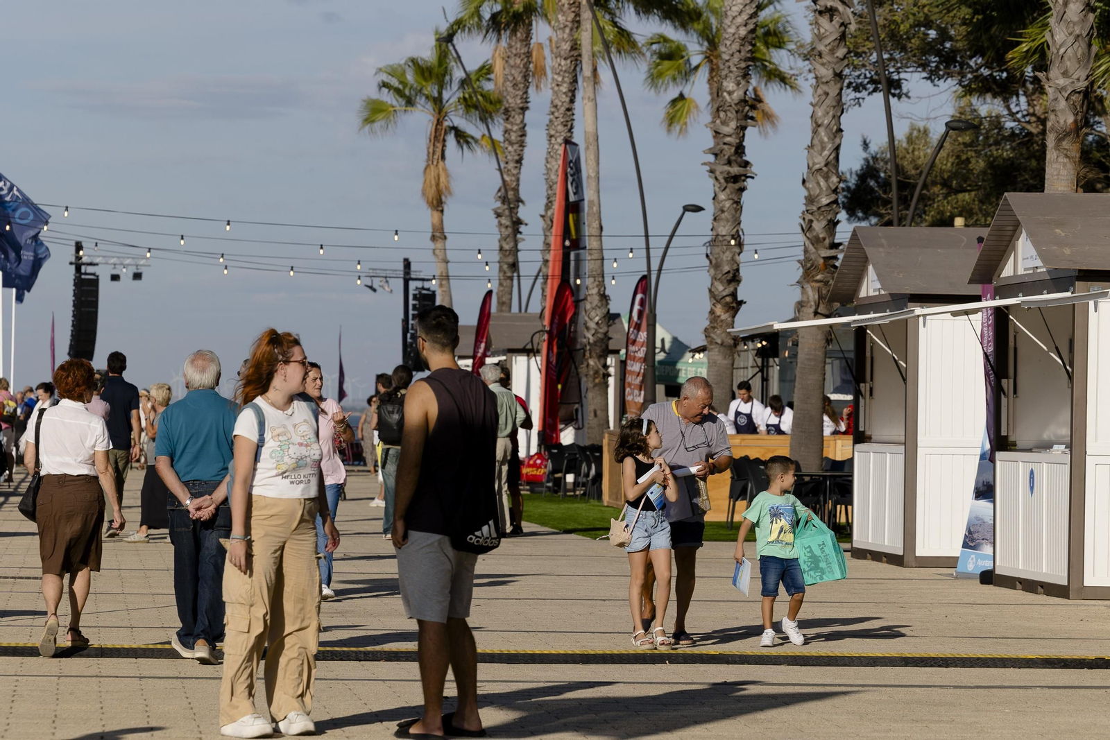 Imágenes de la apertura del Race Village de la Globe 40 en Cádiz