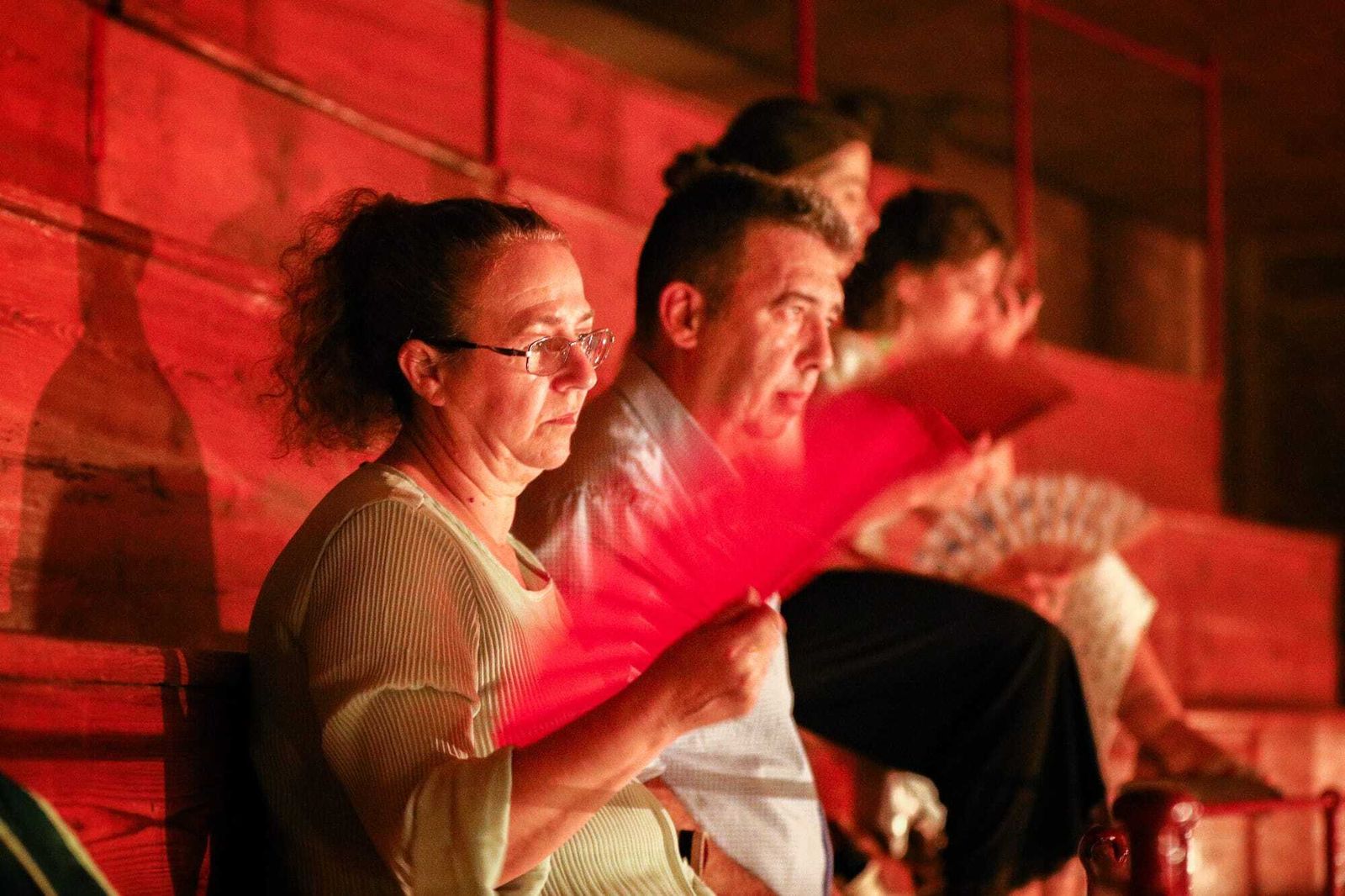 Publico del gallinero con abanicos.