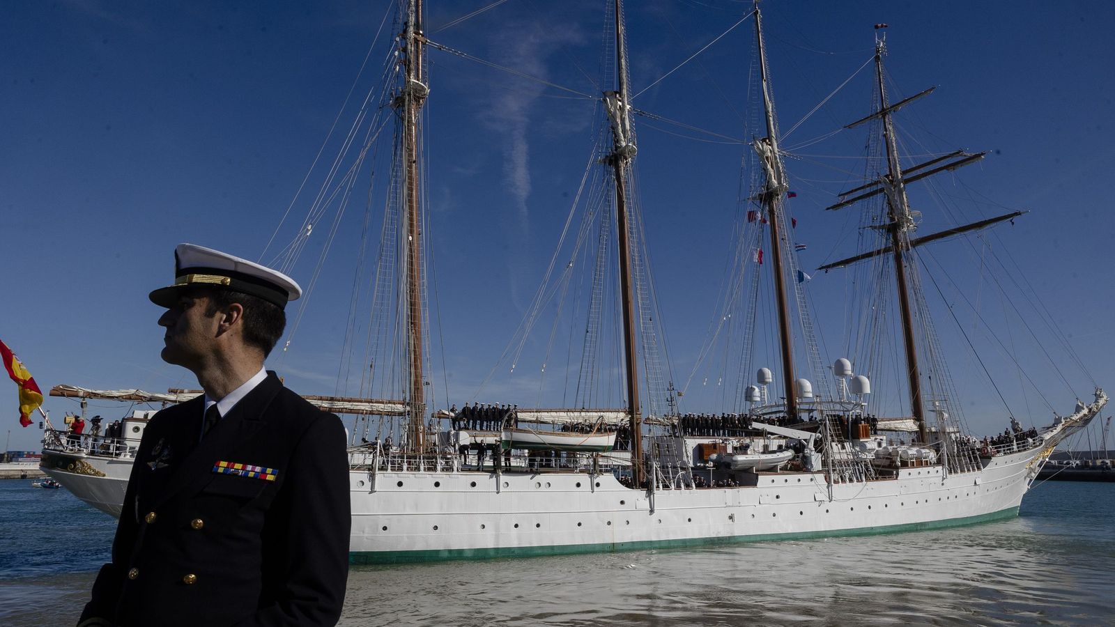 Salida del 'Juan Sebastián de Elcano'