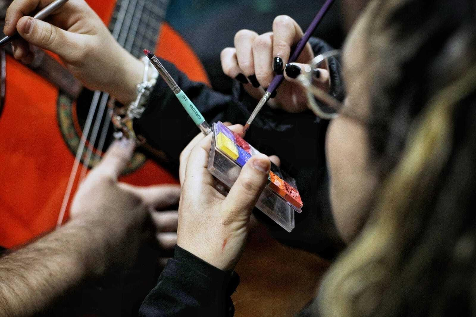 Chirigota 'To me pasa a mí, los desgraciaítos' en los camerinos.