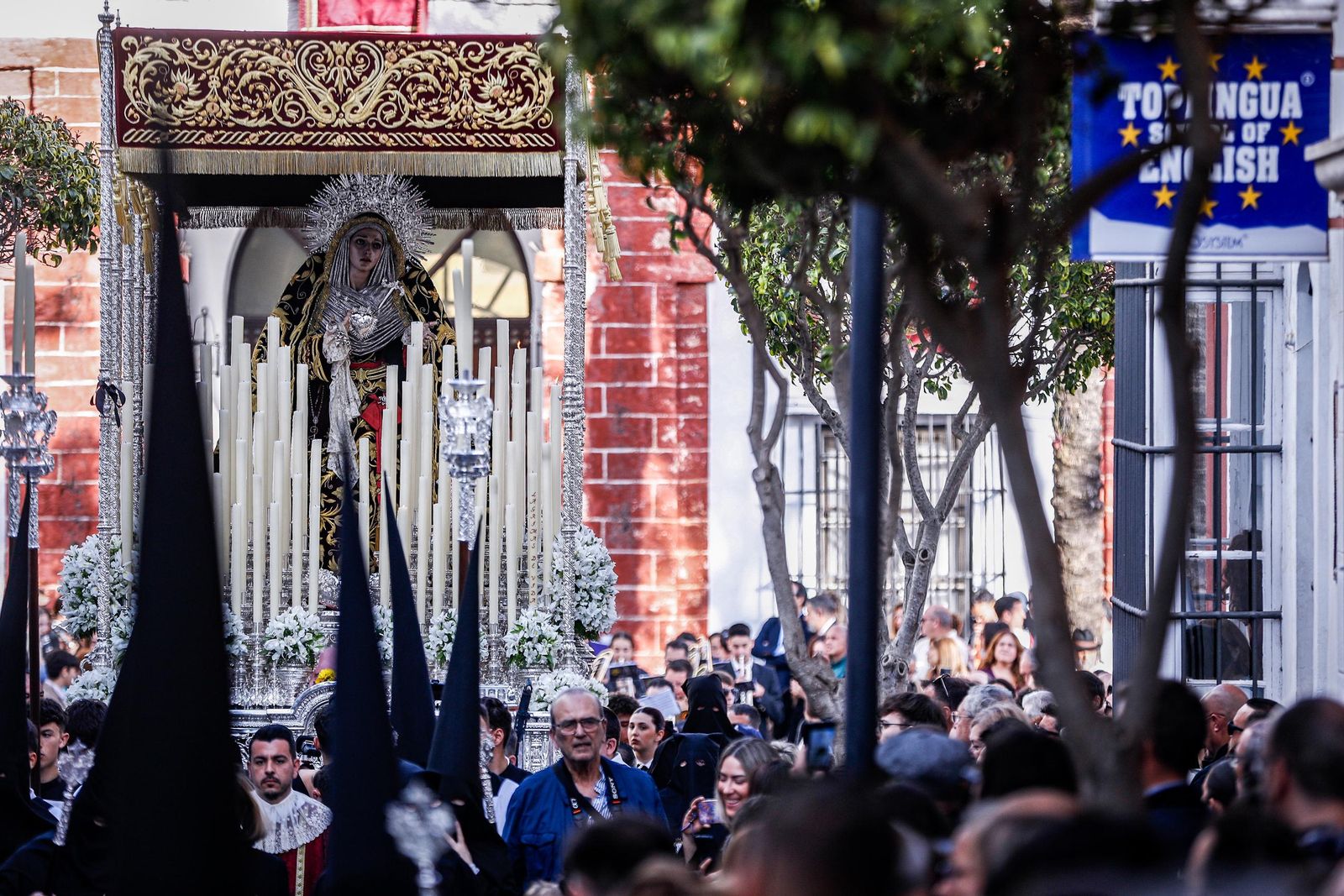 Imágenes de la salida de Desamparados en la Semana Santa de San Fernando 2025