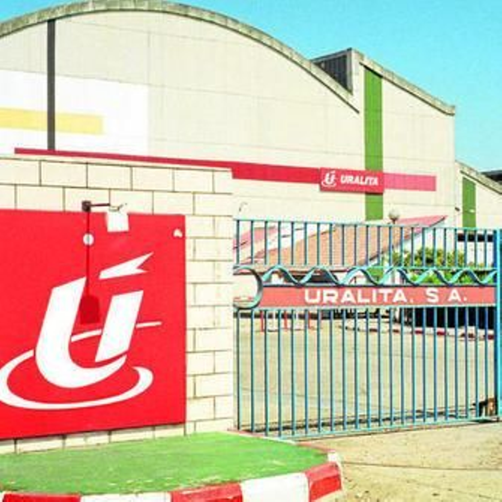Entrada principal a la fábrica de Uralita de Bellavista en 1999, al año siguiente del cierre. Entrada principal a la fábrica de Uralita de Bellavista en 1999, al año siguiente del cierre.