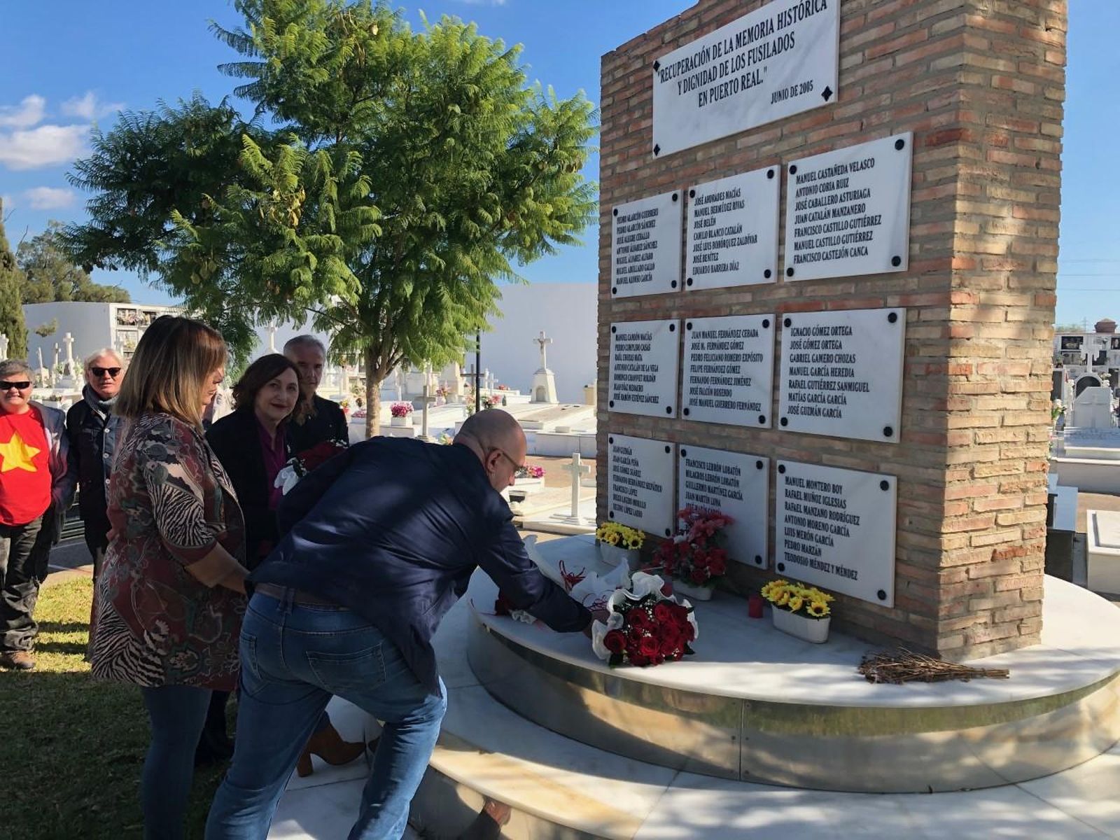 Ofrenda floral en el cementerio de Puerto Real.