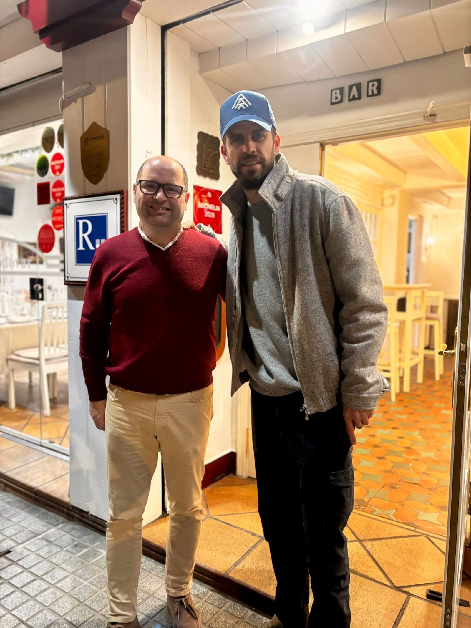 Ángel Sánchez, gerente de La Taberna de Almodóvar, posa con Gerard Piqué