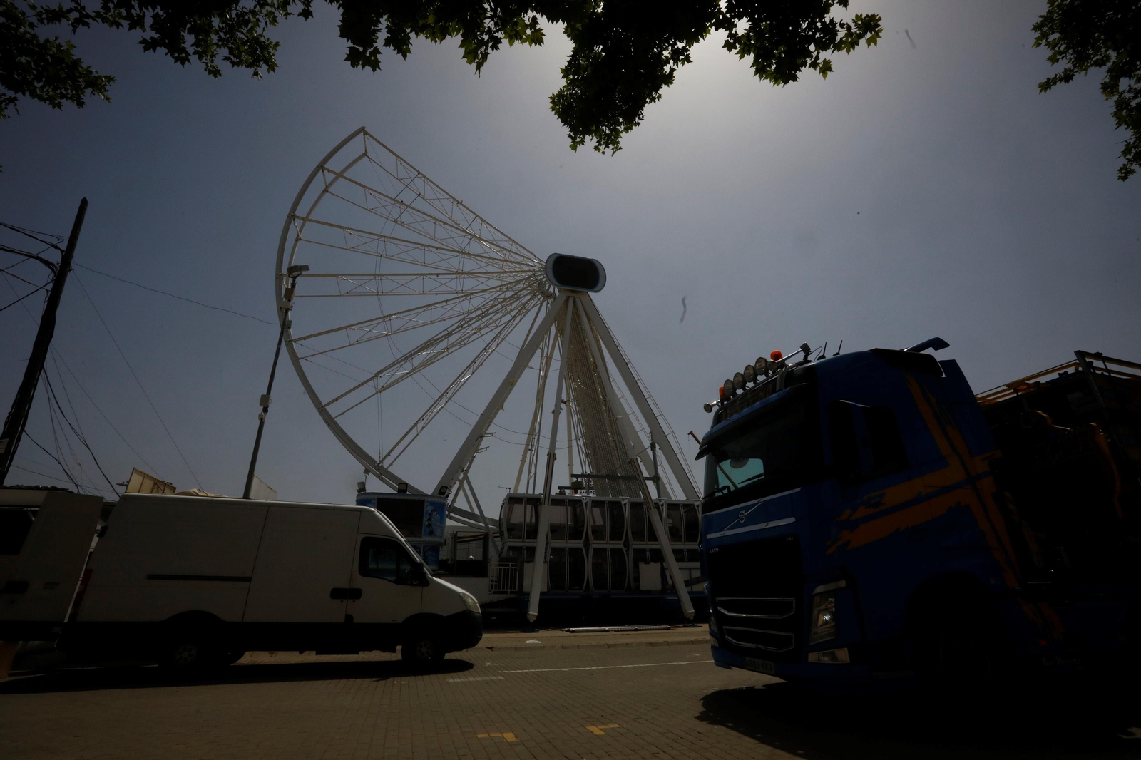 El desmontaje de las casetas de la Feria de Córdoba en El Arenal, en imágenes