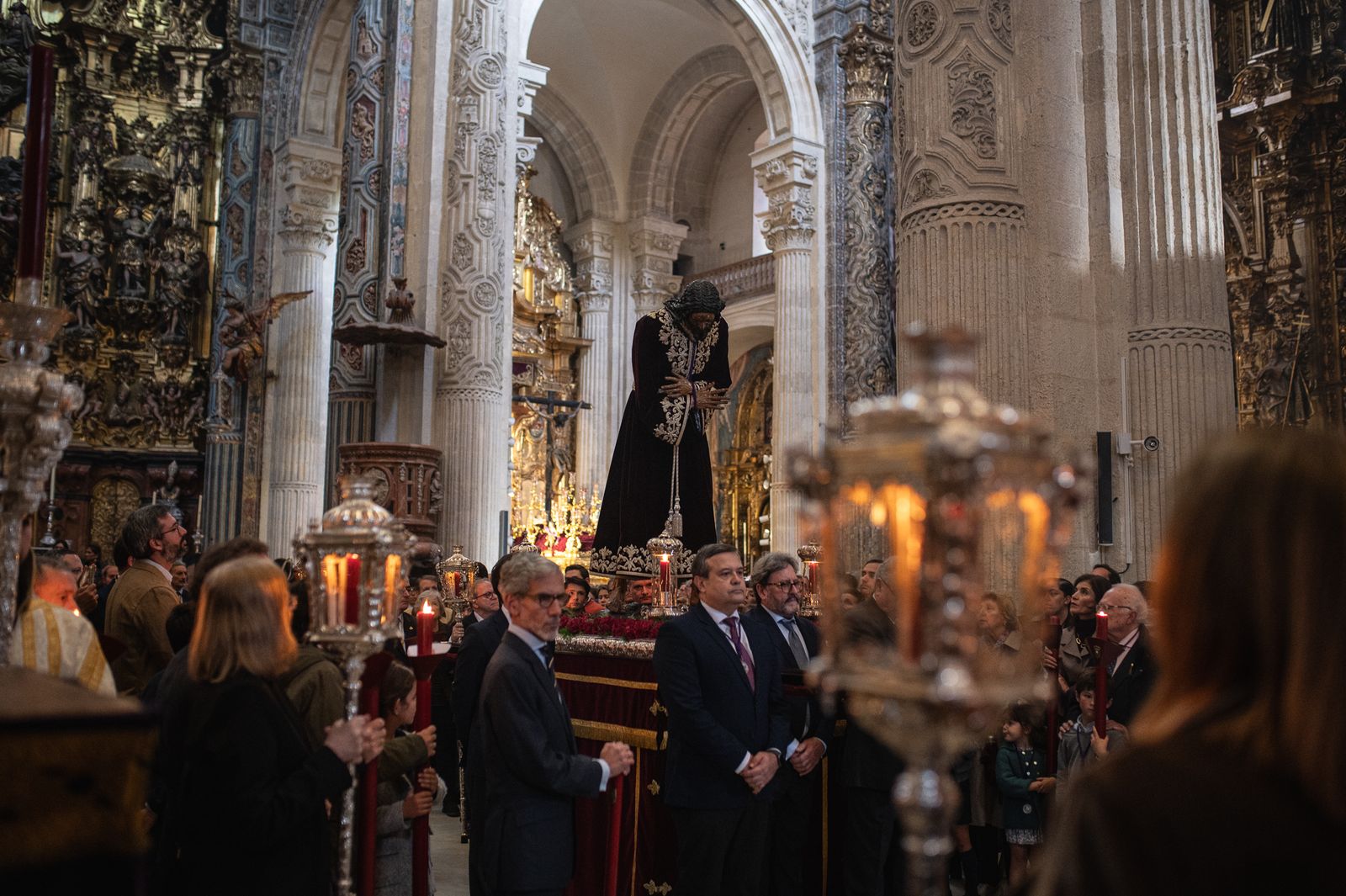 El traslado del Señor de Pasión a su paso, en imágenes