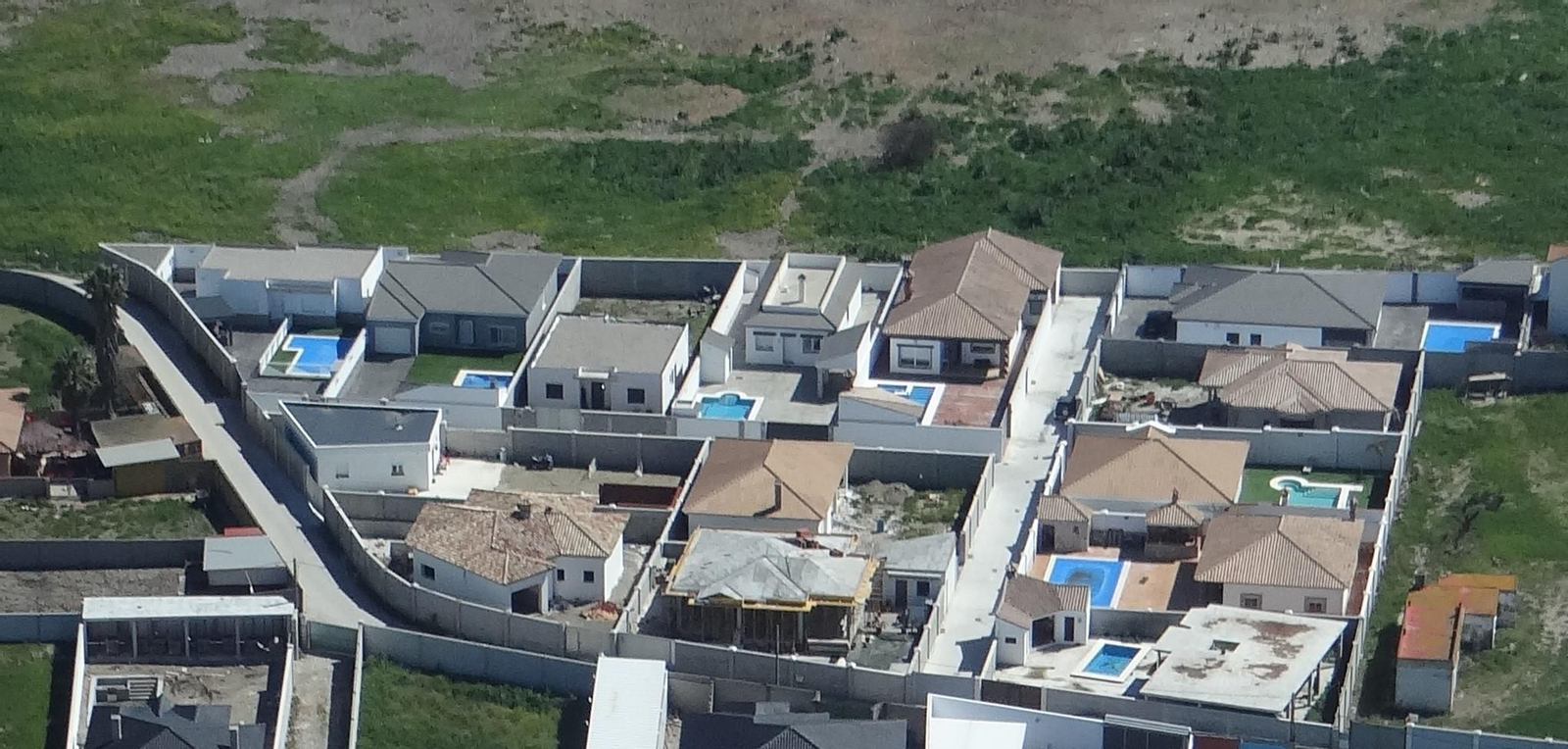 La parcela de El Zabal, ya dividida y con los chalés construidos.