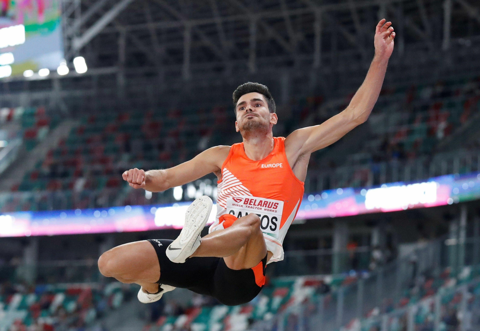 Héctor Santos vuela durante una prueba de salto de longitud.
