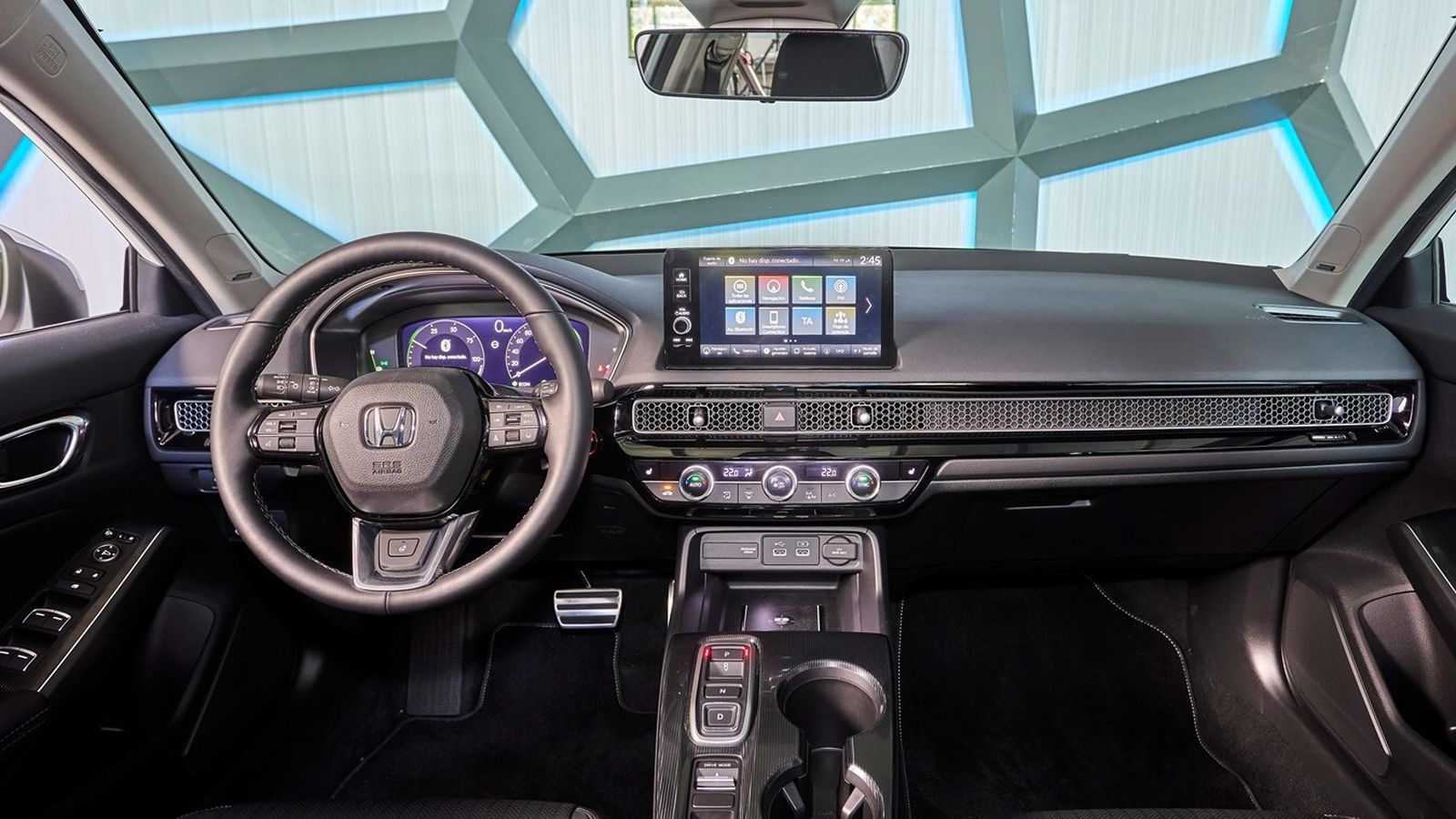 En algunas versiones la pantalla de instrumentación es digital. La central, táctil, es más pequeña de lo usual, pero ahora se sitúa en un posición más elevada.