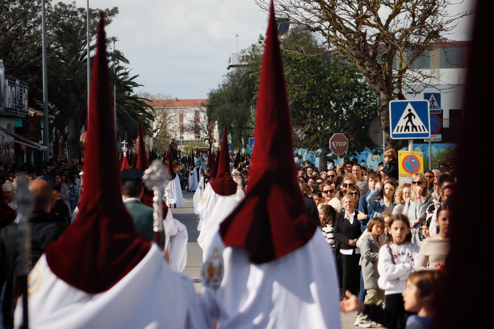 Imágenes de la salida del Amor en la Semana Santa de Chiclana 2025